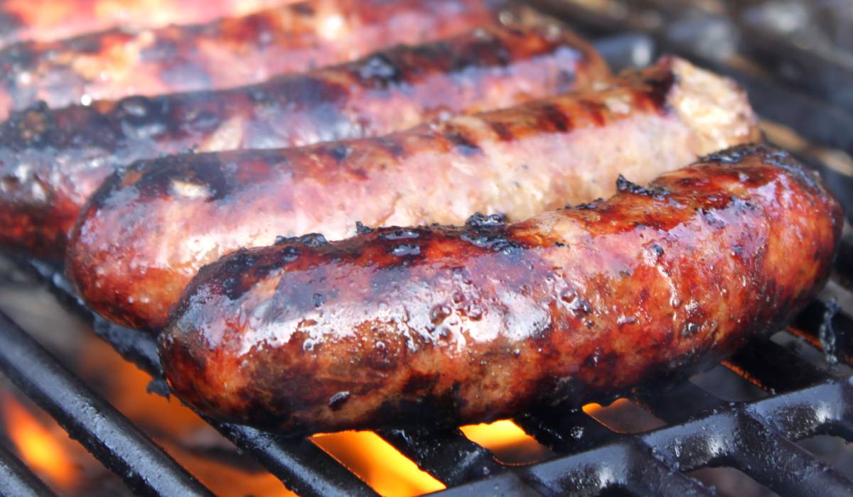 Cârnații pot fi preparați astfel încât să nu mai plesnească și să iasă suculenți, dacă renunți la un obicei frecventat frecvent