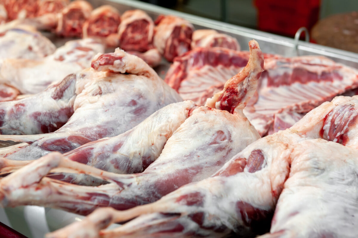 Carnea de miel de Paște: Prețuri în creștere și adaptarea consumatorilor Prețurile cărnii de miel pentru sărbătorile pascale din anul 2026 indică o creștere față de anii precedenți, punând presiune pe bugetele familiilor române