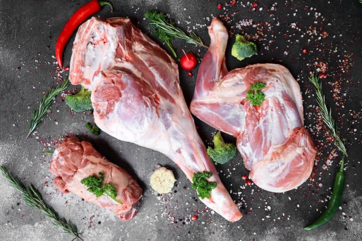 Mulți români evită carnea de miel din cauza gustului puternic, specific