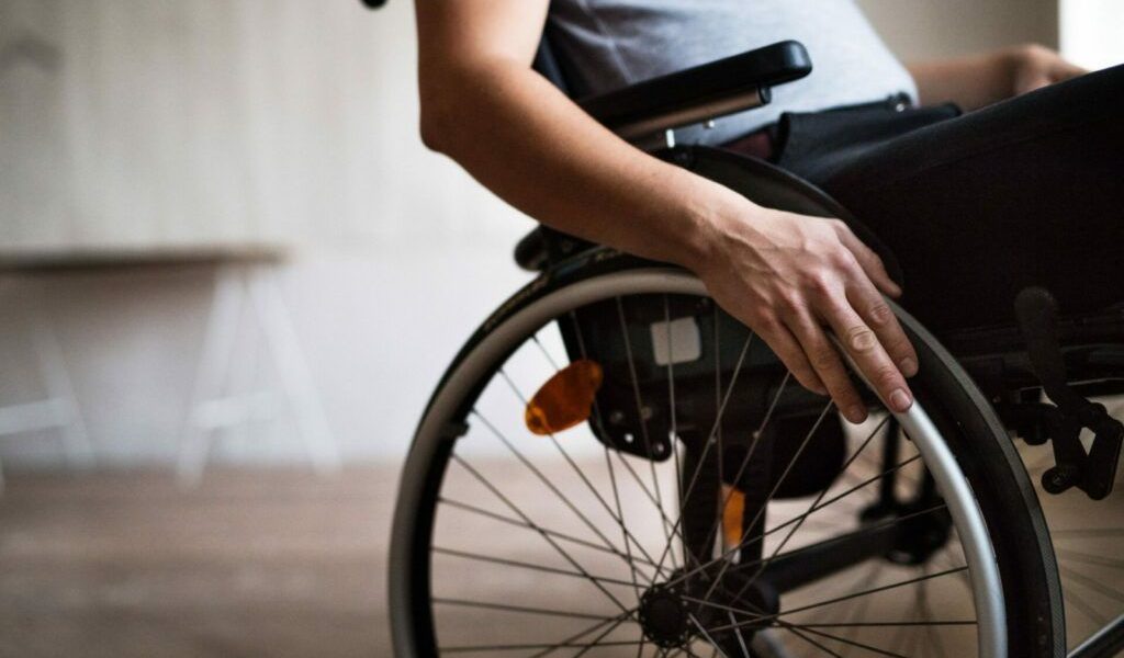 Un drept crucial pentru persoanele cu handicap, ignorat crunt. Ce au decis autoritățile