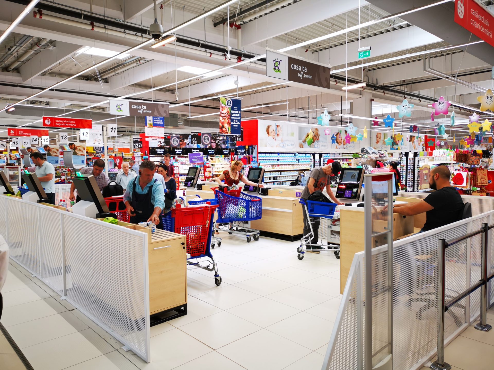 De Paște 2026, marile magazine și supermarketuri din România vor avea program special, iar unele dintre acestea vor fi complet închise pentru a permite angajaților să petreacă sărbătoarea în familie