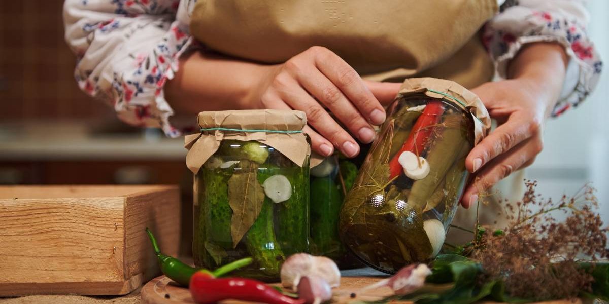 Ingredientul SECRET pentru murături CRONCANTE: Ce pune Vasile-n borcan