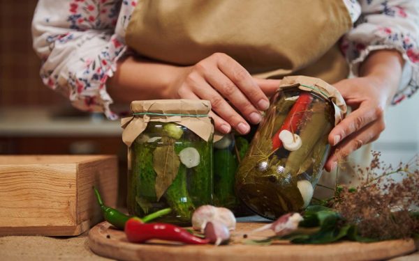 Ingredientul SECRET pentru murături CRONCANTE: Ce pune Vasile-n borcan