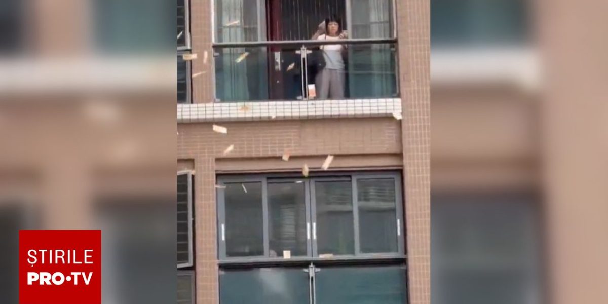 A aruncat peste 160.000 de dolari de la balcon, după o ceartă cu soțul. VIDEO