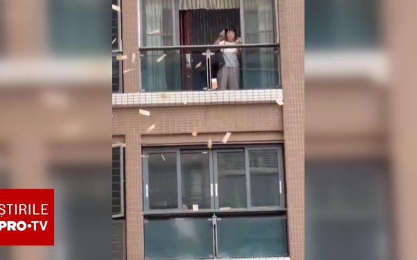 A aruncat peste 160.000 de dolari de la balcon, după o ceartă cu soțul. VIDEO