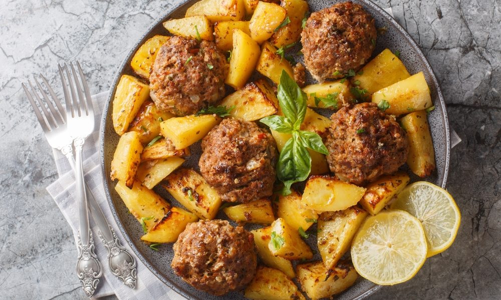 Gustul Greciei pe masă: Rețeta de chiftele la cuptor care te dă pe spate!