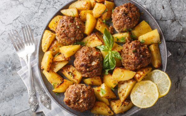 Gustul Greciei pe masă: Rețeta de chiftele la cuptor care te dă pe spate!