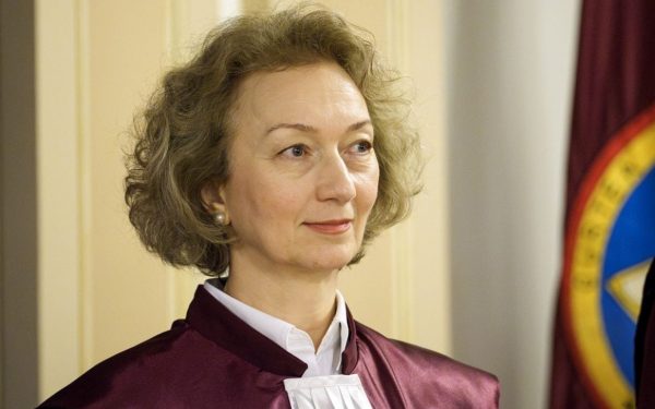 Populiștii și social media, pericol pentru democrația din România, avertizează șefa CCR