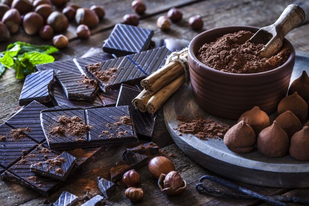 Ciocolata neagră cu 90% cacao, adesea considerată cea mai sănătoasă variantă a desertului, a câștigat popularitate în ultimii ani, fiind promovată ca un superaliment beneficiu pentru sănătate