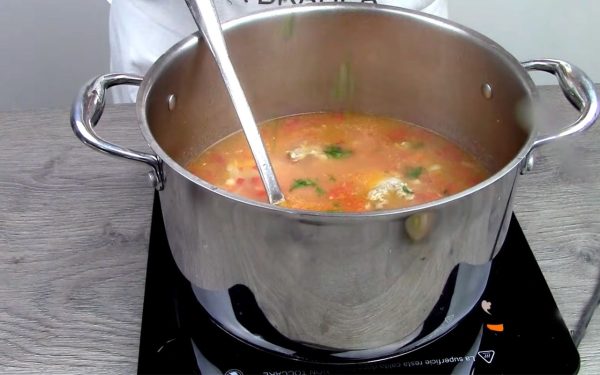 Greșeala culinară FATALĂ: Condimentul care distruge ciorba de curcan