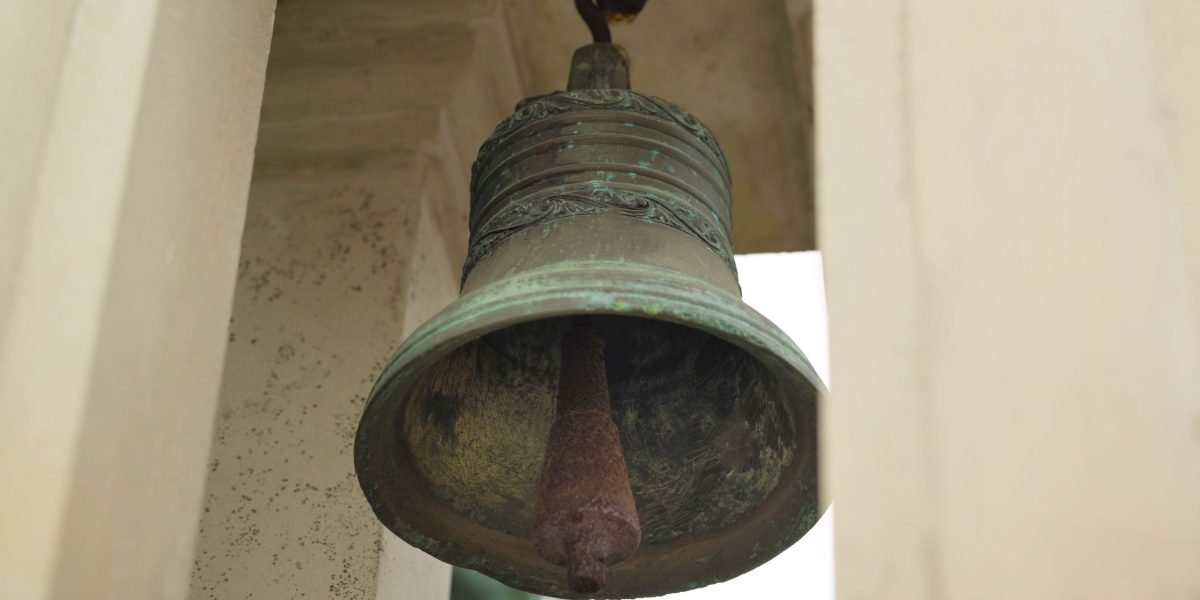 Bacău: CLOPOTAR, rănit GRAV la Înviere după ce clopotul i-a căzut în cap