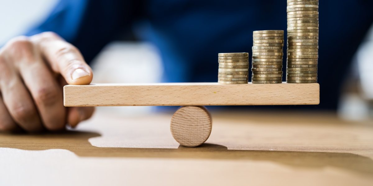 Inflația lovește: Firmele înghit, ROMÂNII reduc din consum