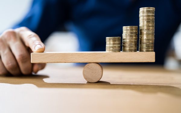 Inflația lovește: Firmele înghit, ROMÂNII reduc din consum