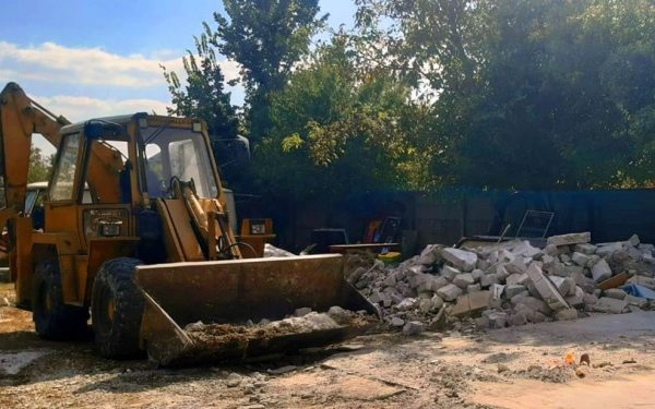 Firește, iată propunerea: București: Primarul a ordonat demolarea a 55 de construcții ilegale!