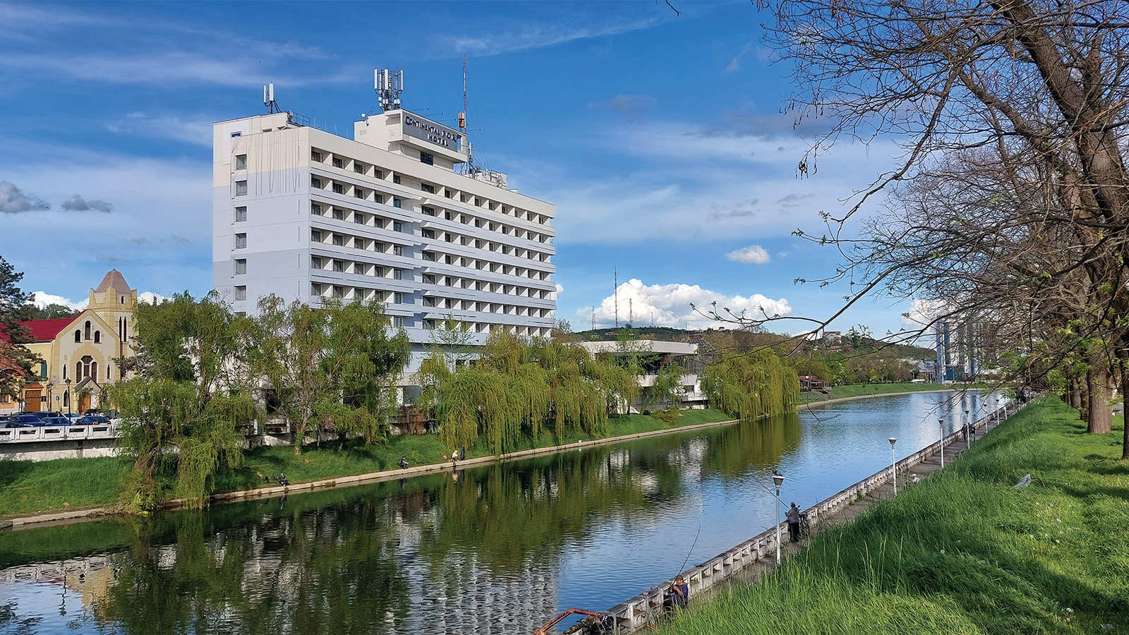 Hotelul Continental Forum Oradea se redeschide după o investiție de 20 milioane lei Hotelul Continental Forum Oradea, parte a lanțului românesc Continental Hotels, revine pe piață după o amplă etapă de renovare și modernizare, desfășurată în ultimii doi ani