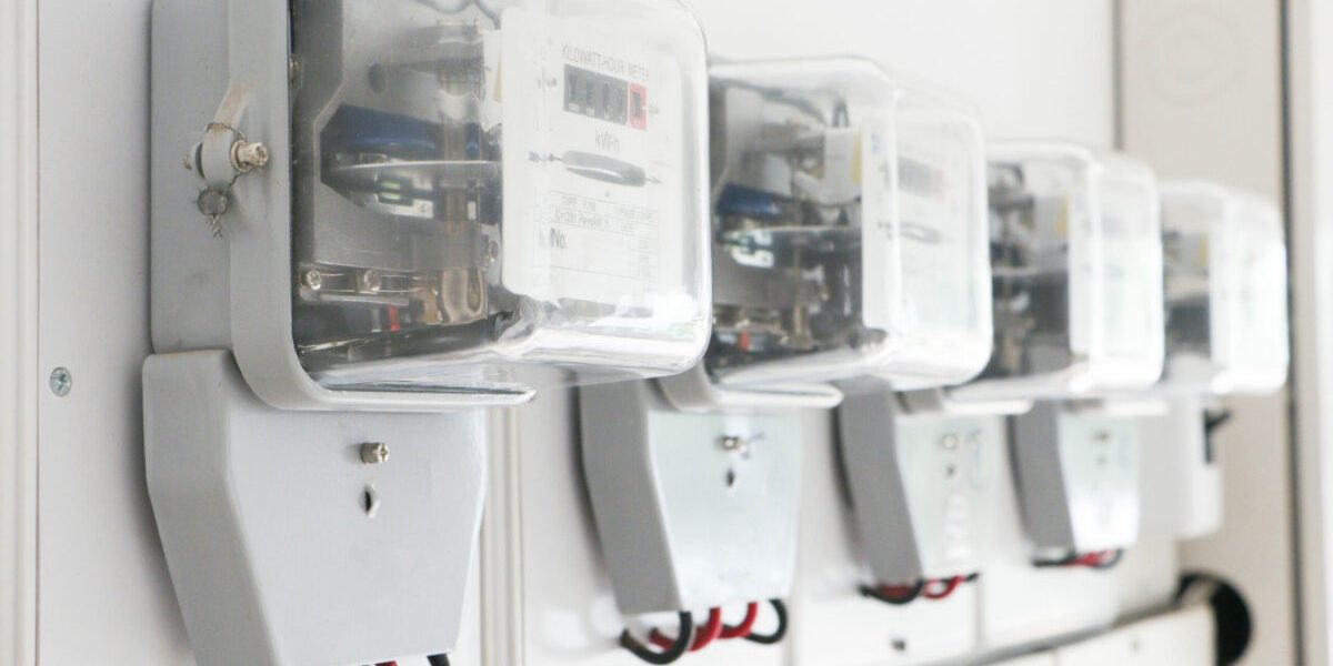 Ofertă ELECTRICĂ bombă: preț sub 1 leu/kWh la PPC. Cine are noroc?