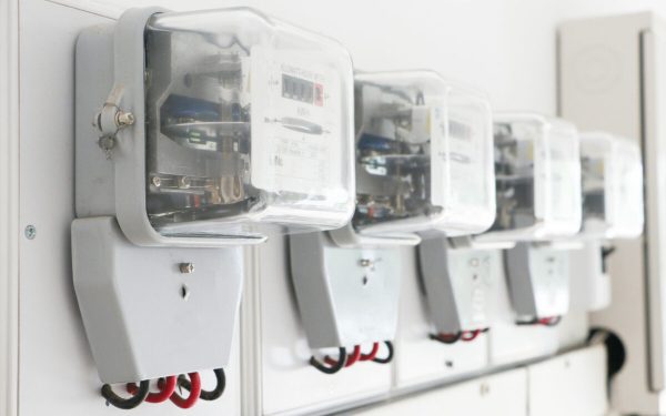 Ofertă ELECTRICĂ bombă: preț sub 1 leu/kWh la PPC. Cine are noroc?