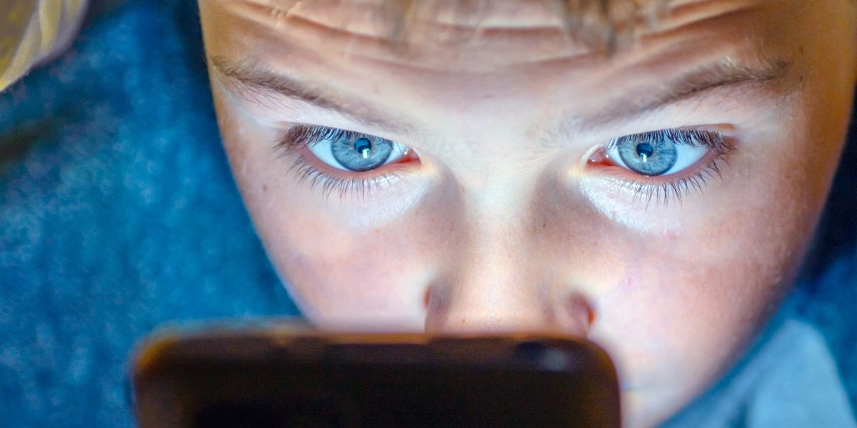 Noua ruptură digitală: Copiii, cu AI zilnic, părinții, depășiți