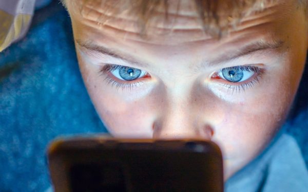 Noua ruptură digitală: Copiii, cu AI zilnic, părinții, depășiți