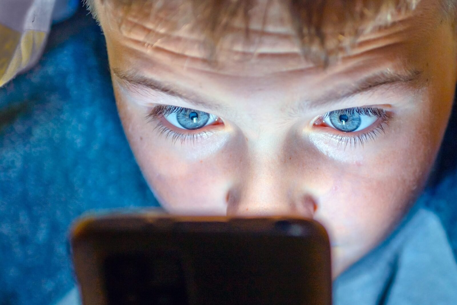 Noua ruptură digitală: Copiii, cu AI zilnic, părinții, depășiți