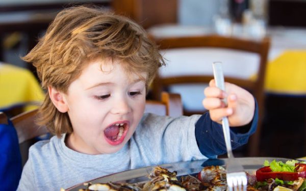 De ce copiii spun NU la mâncare: Mecanismul biologic din spatele refuzului