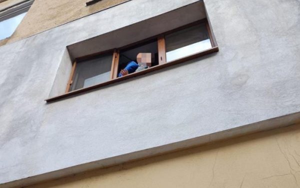 Copil pe pervaz, salvat de polițiștii de la Rutieră după un apel de urgență