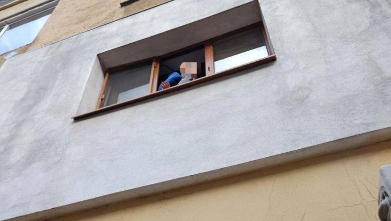 Copil pe pervaz, salvat de polițiștii de la Rutieră după un apel de urgență