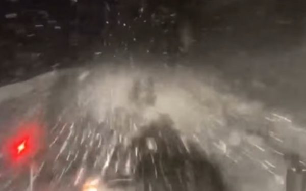 Ninsori în Vâlcea: drumarii lucrează non-stop pe DN7A, noapte grea în centrul țării