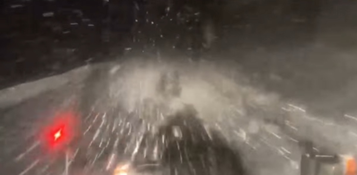 Ninsori și drumuri blocate: iarnă grea pentru șoferi și drumari Ninsorile abundente și viscolul au pus la încercare drumarii din centrul și sudul țării, provocând probleme majore în trafic