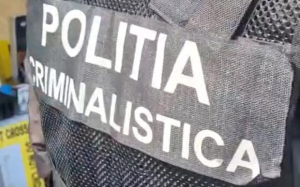 Adolescentă din București, acuzată că și-a ucis mama, ajutată de iubit