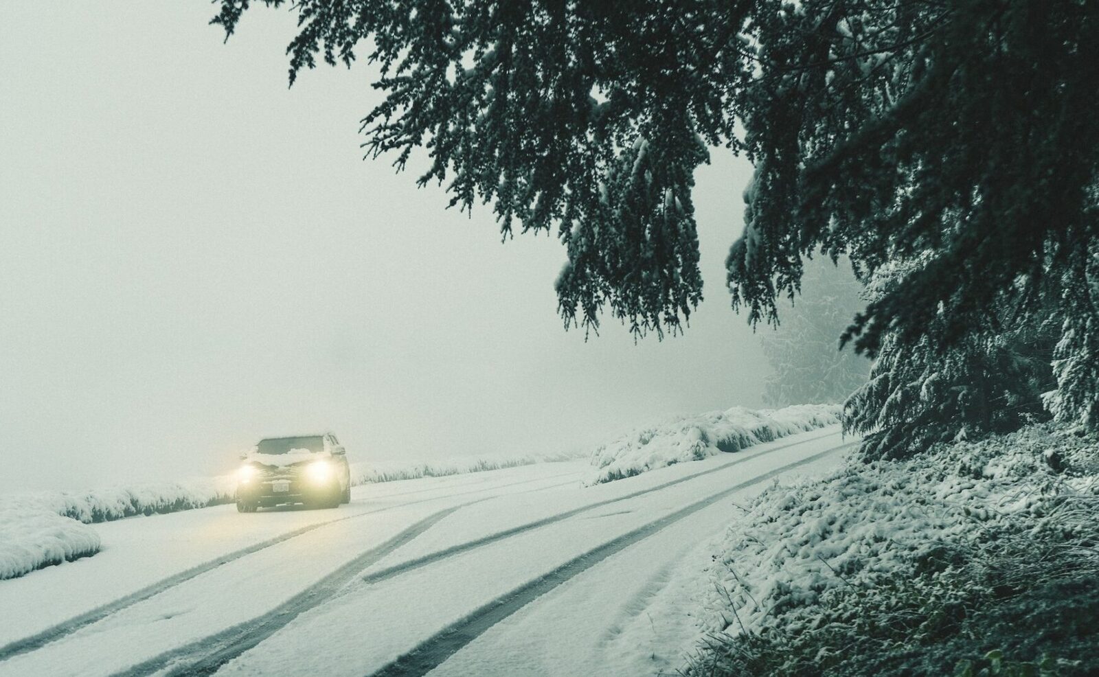 Ninsoarea din Pasul Prislop afectează circulația rutieră Traficul rutier pe Drumul Național 18, care traversează Pasul Prislop la altitudinea de 1.400 de metri, este îngreunat joi din cauza ninsorii abundente din ultimele ore
