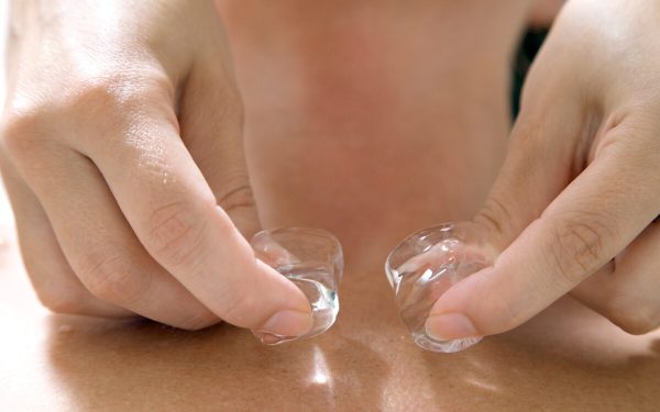 Gheața pe ceafă: Trucul simplu care domolește anxietatea, confirmat științific