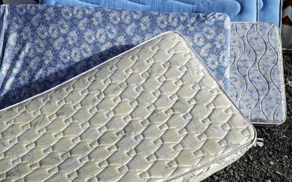 De ce trebuie SĂ-ȚI cureți salteaua și cum o faci corect