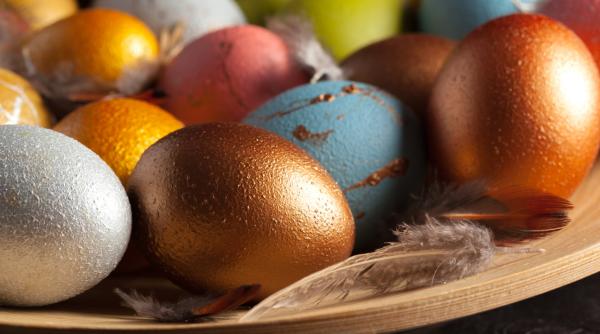 Cum scapi IMEDIAT de vopseaua de ouă lipită de degete