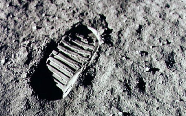 Astronauții NASA pun bocancii pe Lună: Cum vor arăta noile urme de pași?