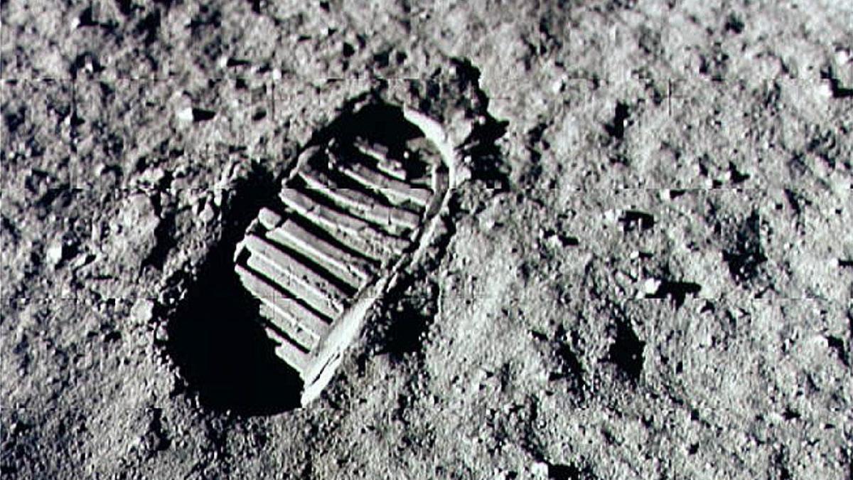 Astronauții NASA pun bocancii pe Lună: Cum vor arăta noile urme de pași?