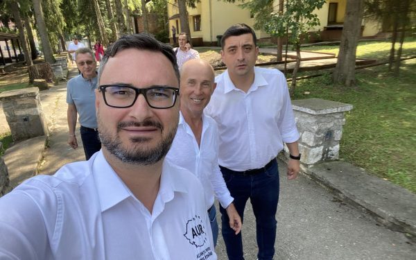 Bătaie EPICĂ în AUR: „Băi, tu mă faci pe mine borfaș?” VIDEO din sediu