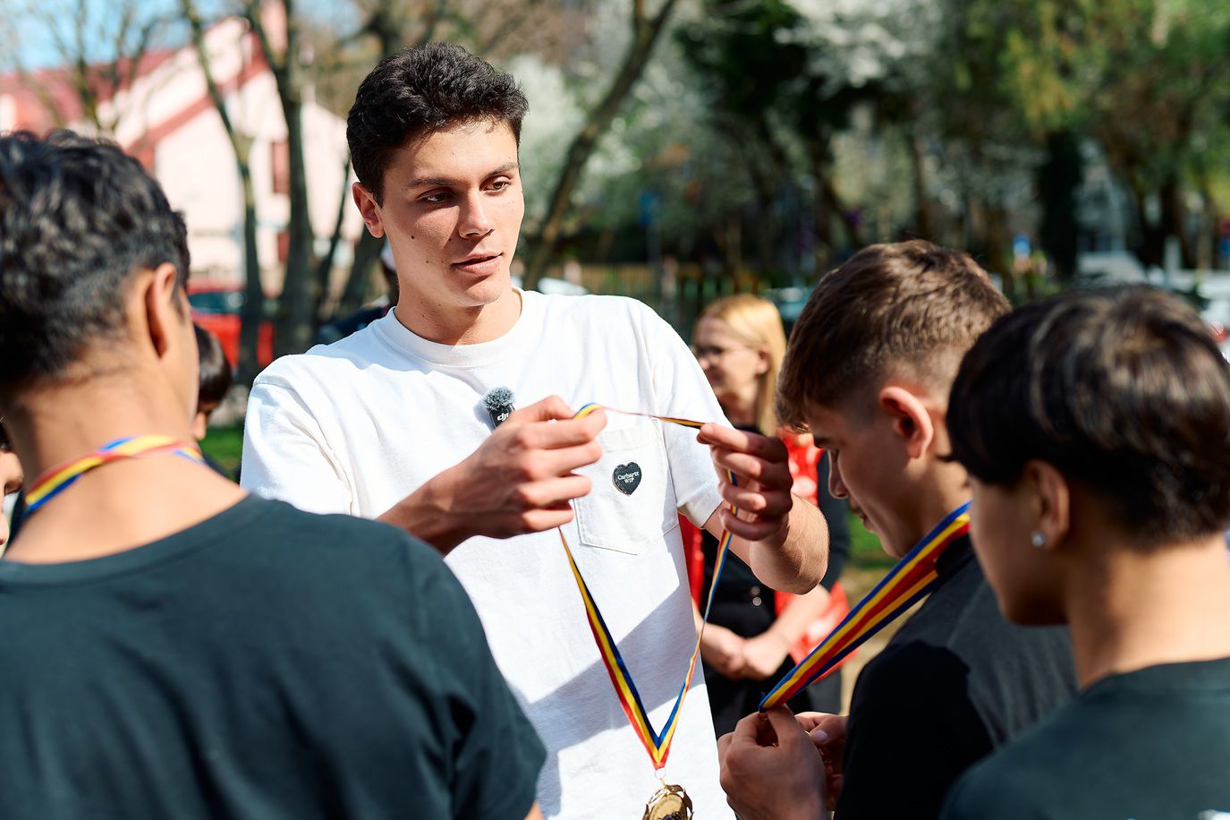 Sportivul David Popovici a vizitat recent o casă familială din Sector 4 al Capitalei, unde locuiesc 12 copii cu vârste între 13 și 18 ani, mulți dintre aceștia fiind implicați în performanță în judou