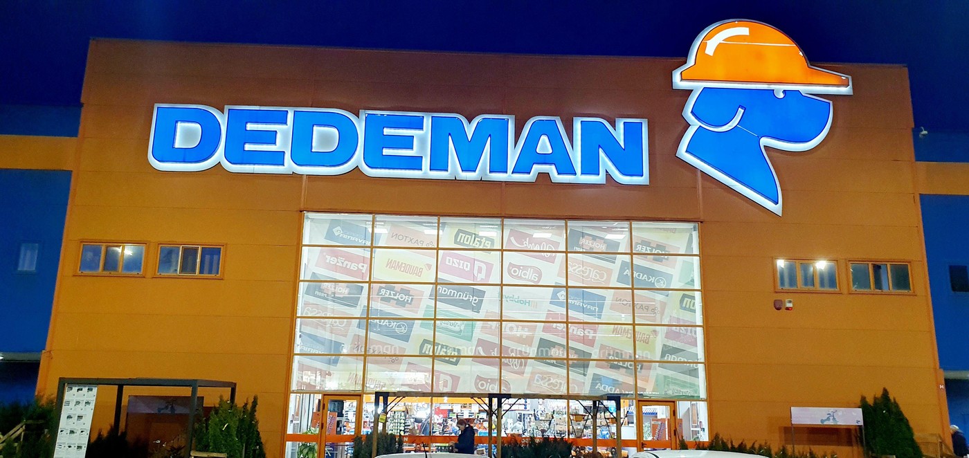 Numele companiei Dedeman își are originile într-un moment de start modest, dar a evoluat rapid, transformându-se într-unul dintre cei mai importanți jucători din piața de bricolaj și materiale de construcții din România