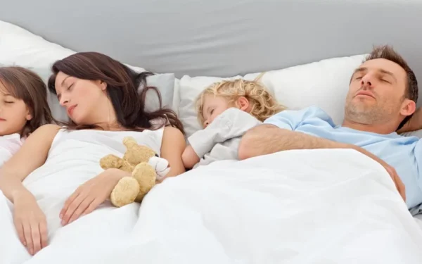 Ce ascund nopțile petrecute cu părinții în pat: 6 secrete din cercetări