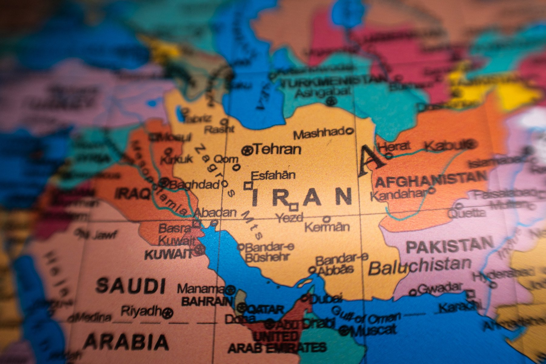 Tensiuni în Orientul Mijlociu după intervenția militară americană pentru recuperarea pilotului doborât în Iran Forțe speciale americane au efectuat duminică o operațiune în sud-vestul Iranului pentru a recupera un membru al echipajului unui avion de vânătoare bombardier F-15E doborât de forțele iraniene, în încercarea de a asigura siguranța pilotului și de a obține informații despre situație