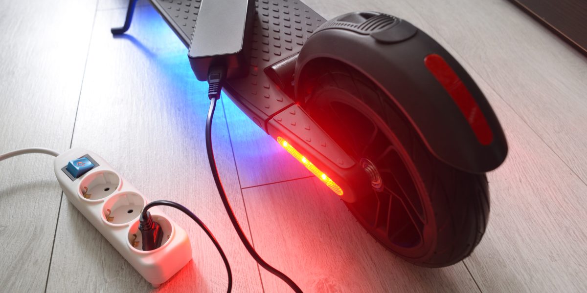 Un apartament din sectorul 3 al capitalei a fost cuprins de flăcări în urma unui incendiu provocat de o trotinetă electrică pusă la încărcat