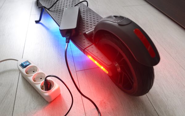 Apartament din București, făcut scrum din cauza încărcării trotinetei. Sfaturile inginerului