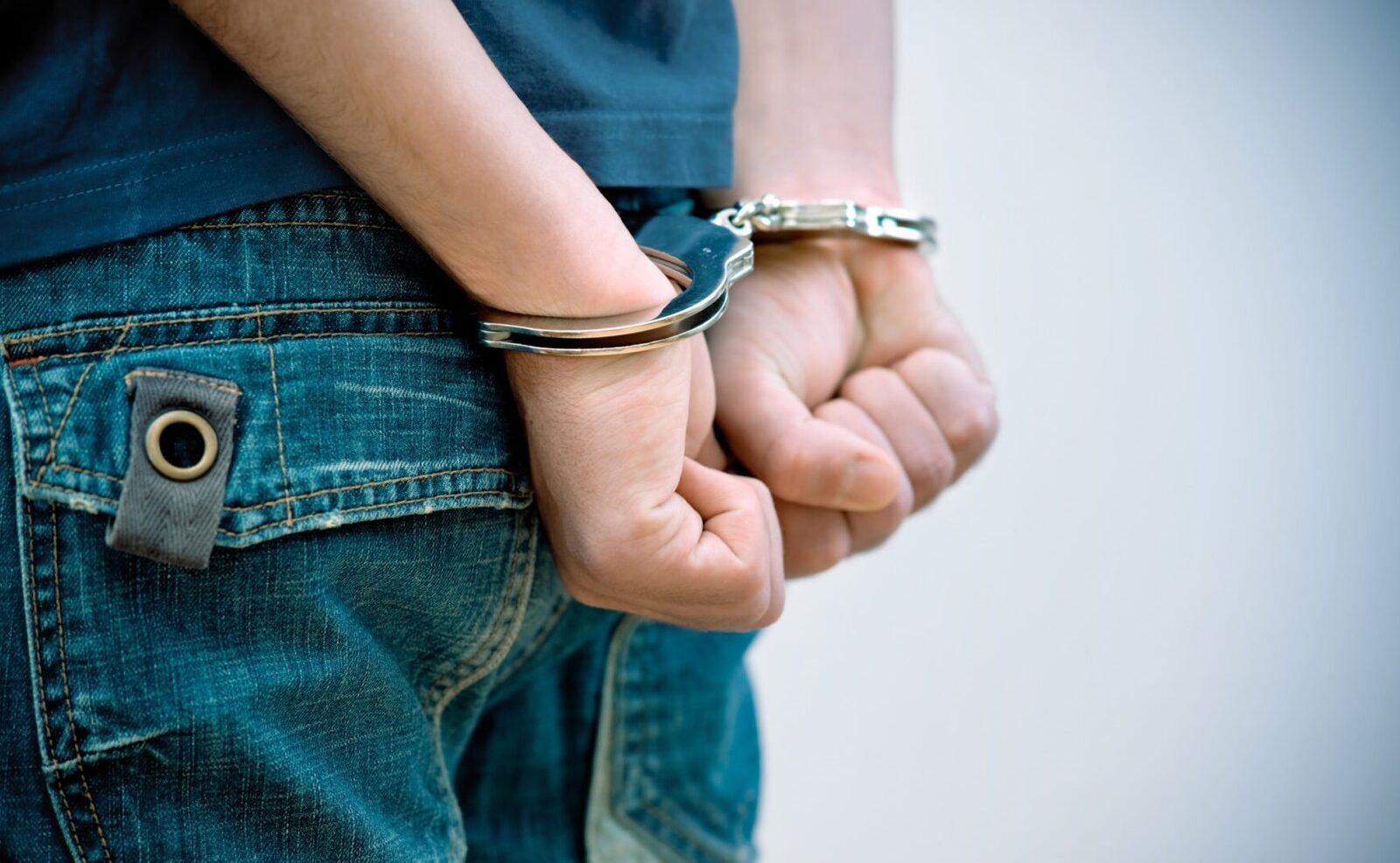 Un tânăr de 23 de ani a fost reținut miercuri dimineață de polițiștii Capitalei, fiind suspectat de săvârșirea infracțiunii de instigare la ură și discriminare, după ce a postat un mesaj cu conținut fascist, legionar și rasist pe o platformă de socializare
