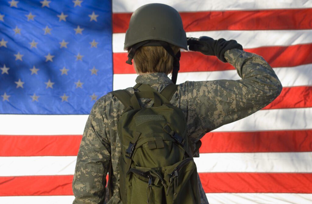 O femeie veteran al armatei americane este acuzată că a divulgat informații secrete despre o unitate de elită, punând în pericol securitatea națională și viețile militarilor, conform unei anchete în curs