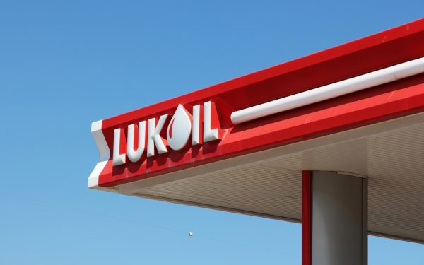 Americanii prelungesc derogarea Lukoil: Peste 300 de benzinării, sub lupa în România