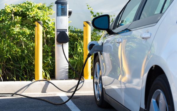 Explozie pe piața auto: Electricele, la mare căutare în Europa, din cauza benzinei