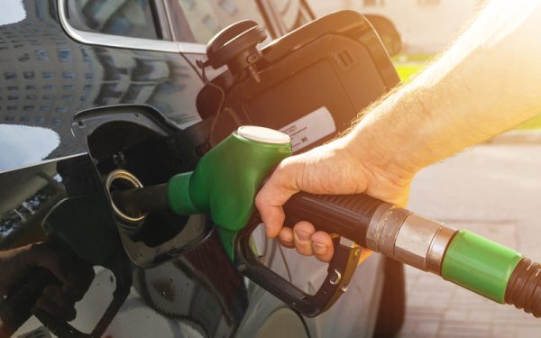 Motorina, SUPER-IEFTINĂ la pompe! Situație neobișnuită, azi, în România