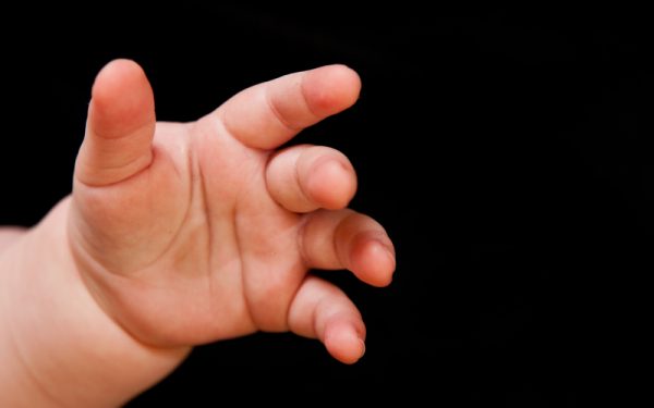 Bebeluș găsit printre droguri la Roma: Tatăl român, arestat. Cuplul, acuzat de crimă