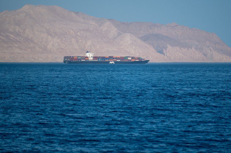 Marina Iraniană Amenință Navele Comerciale din Strâmtoarea Ormuz Marina iraniană a emis miercuri dimineață un avertisment clar navelor comerciale ancorate în apropierea Strâmtorii Ormuz, atrăgând atenția asupra necesității obținerii permisiunii Teheranului pentru traversare